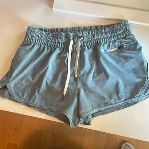 Vuori Clementine 2.0 Shorts Shade Size Medium Smoky Blue M 2.5”